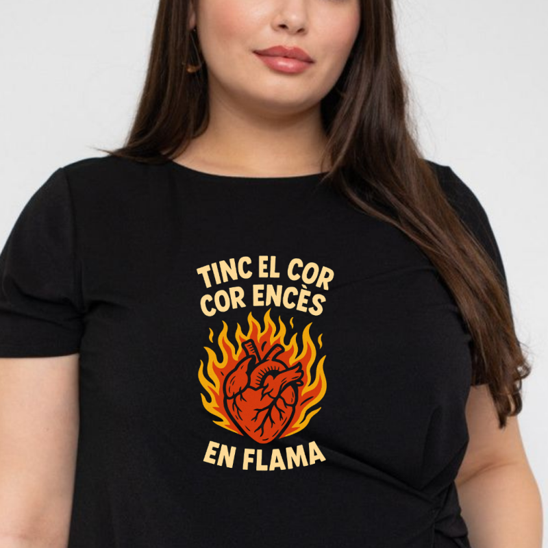 CAMISETA "TINC EL COR ENCÈS EN FLAMA - EDICIÓ NATURAL"